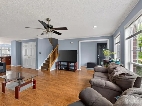 13 Diaz Ct, Franklin Park, NJ 08823