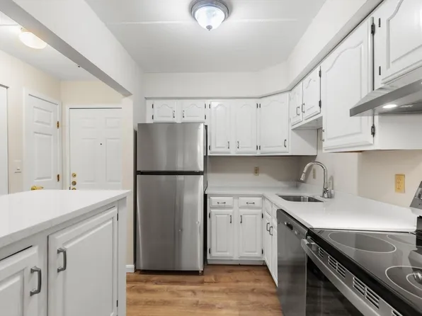 4975 Washington St #218, West Roxbury, MA 02132