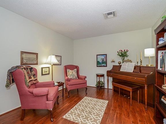 2nd image of 2615 Oak Hill Dr