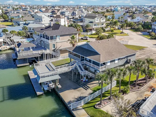 538 Paradise Dr, Tiki Island, TX 77554