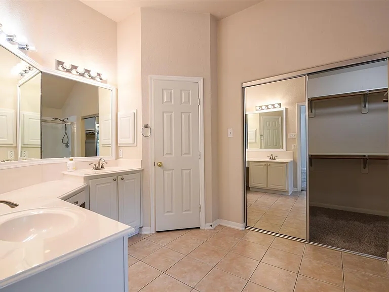 22 Hobbit Glen Dr — Photo 14