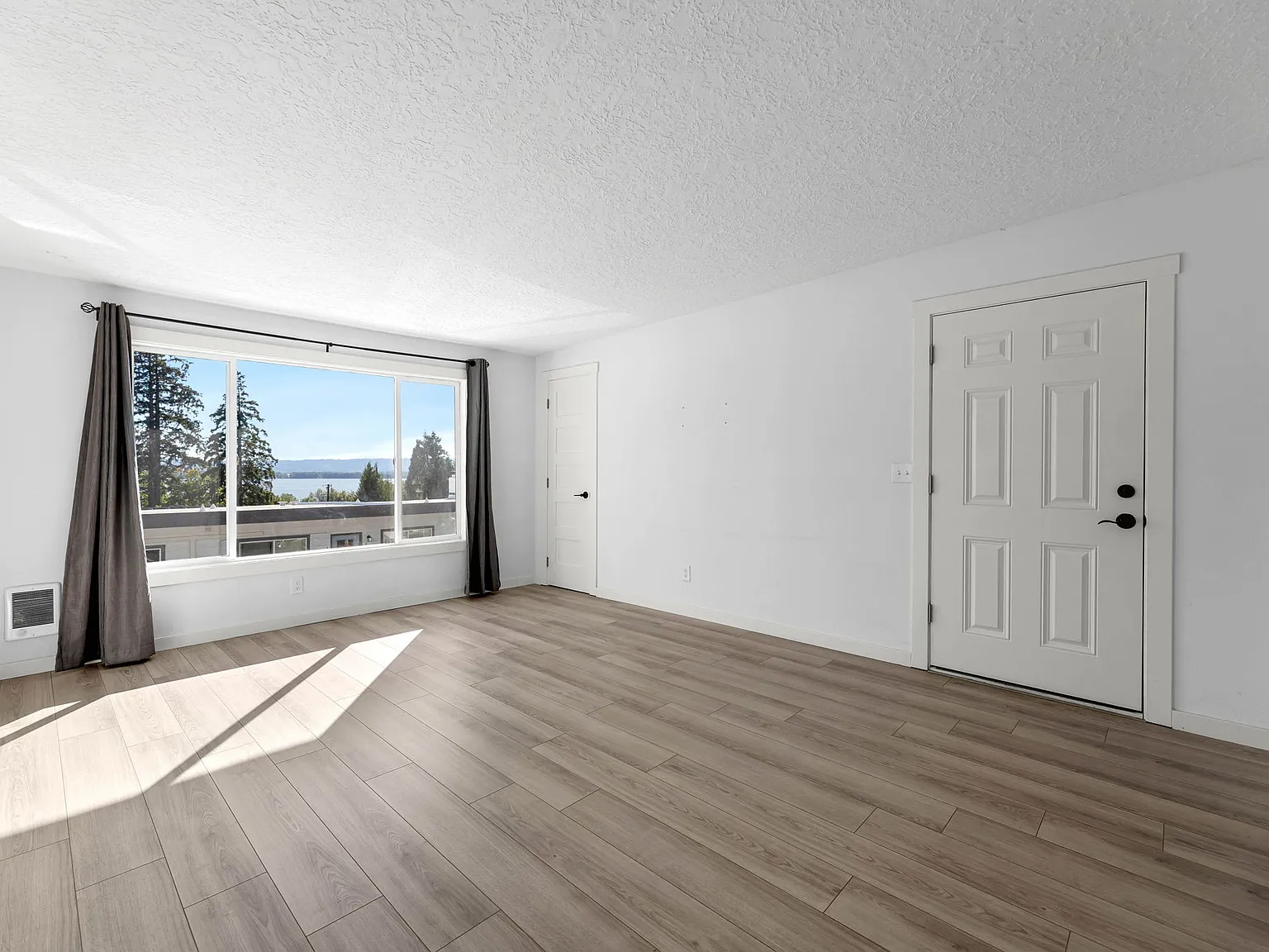 2 bed, 829 sqft, $2,000 — Photo 2
