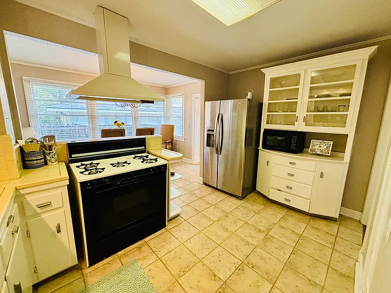 6035 Government St — Photo 6