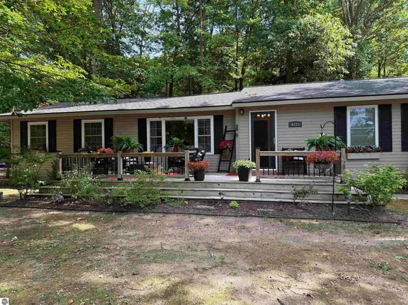 4721 E Sanford Lake Dr, Lake Ann, MI 49650