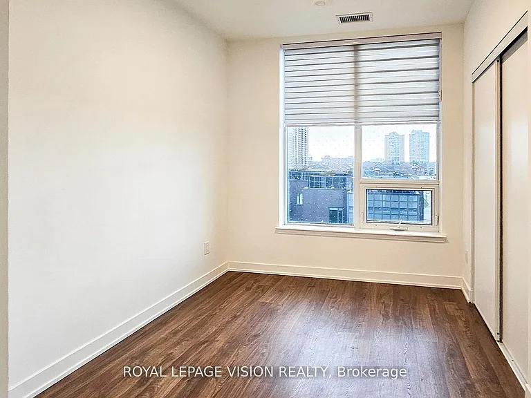 5105 Hurontario St #426 — Photo 8