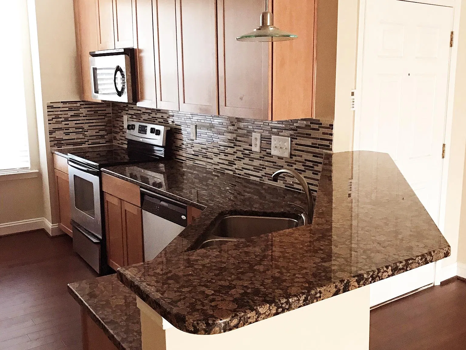 2 bed, 2.5 bath, 1600 sqft, $2,100 — Photo 3