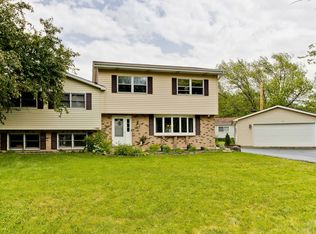 65 Brook Ln, Lindenhurst, IL 60046
