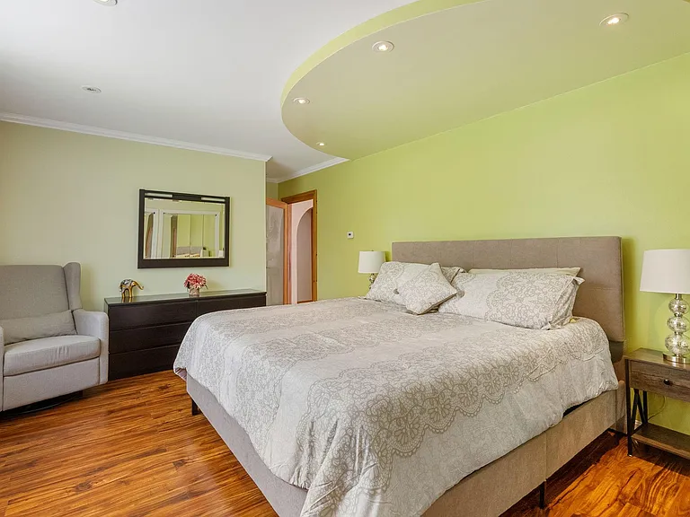 Laurene Dr — Photo 23