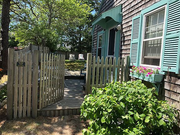 Side Deck/Fenced Yard