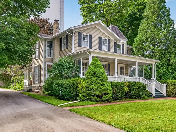 10 Craigie St, Le Roy, NY 14482