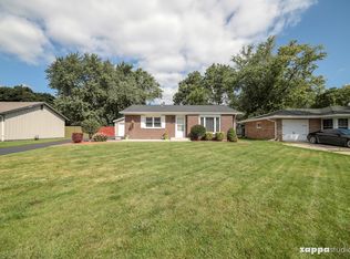 211 Dee Rd, North Aurora, IL 60542