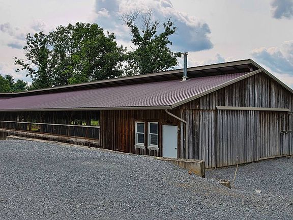 3rd image of 940 Sand Ridge Rd
