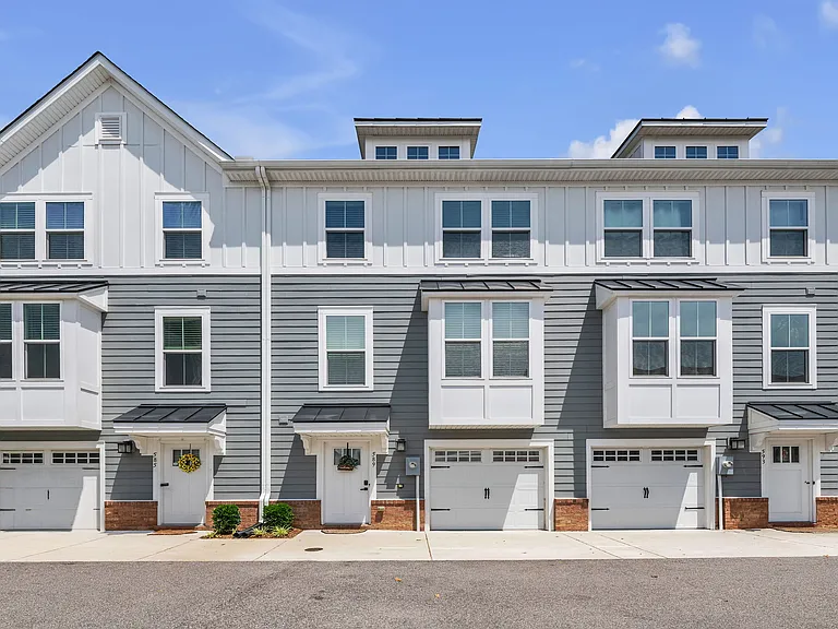 589 Westport St — Photo 2