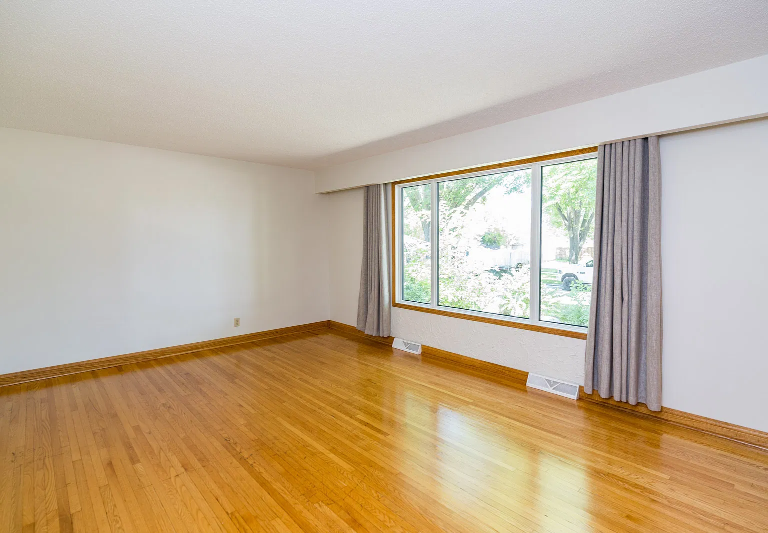 1062 Beach Avenue - 1062 — Photo 2