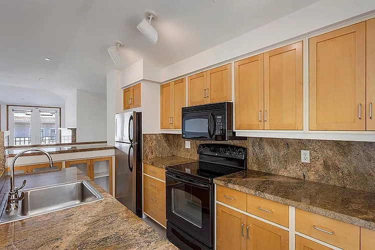 1059 Union Street Apartments — Photo 2
