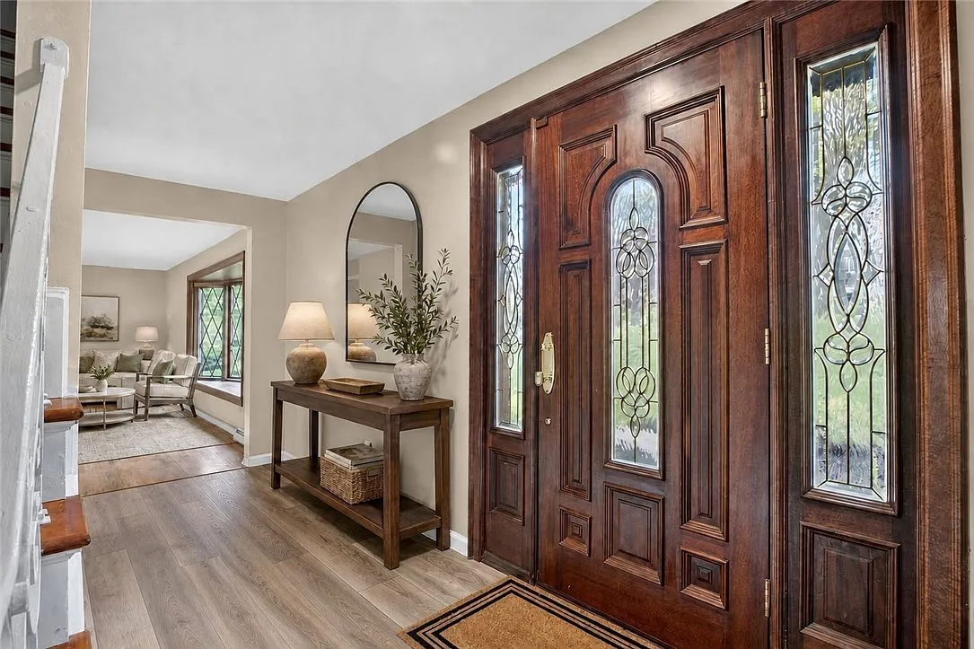 4 bed, 2.5 bath, 2280 sqft, $4,600 — Photo 2