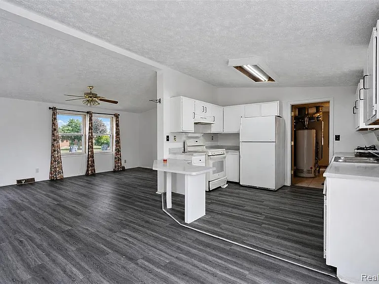 15060 Michael St — Photo 16