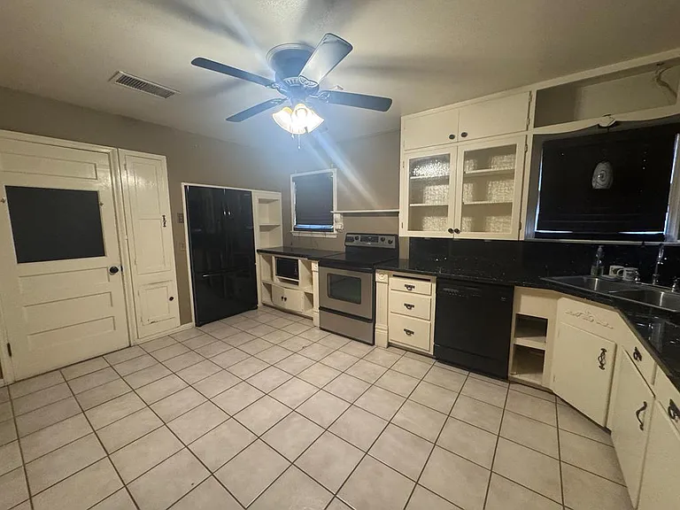 1002 W Louisiana Ave — Photo 9