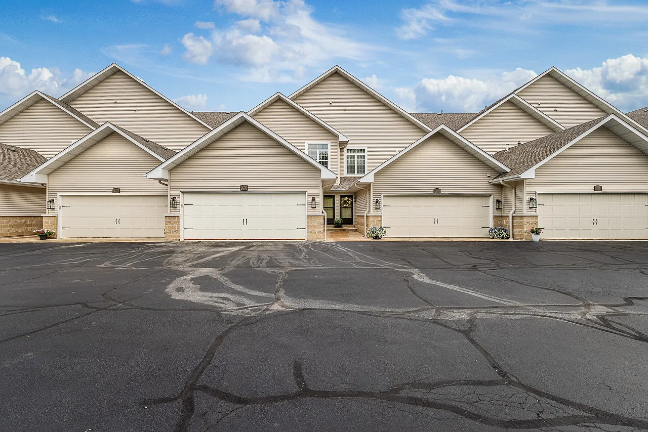 2 bed, 2.5 bath, 1976 sqft, $2,250 — Photo 1