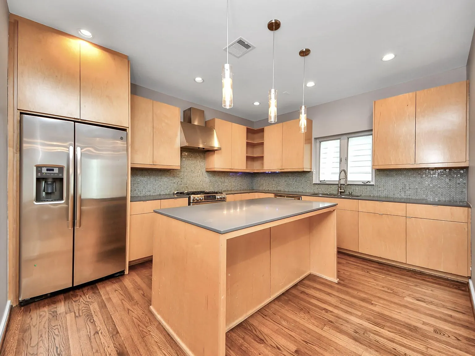 3 bed, 3.5 bath, 2578 sqft, $3,150 — Photo 2