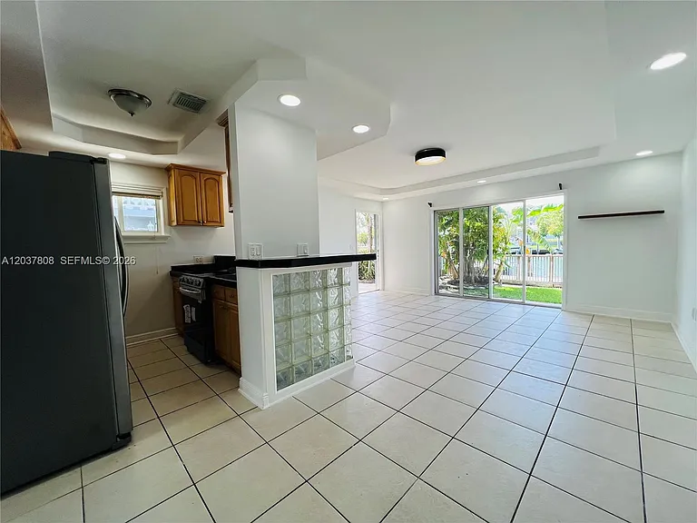 2033 Calais Dr #5 — Photo 3