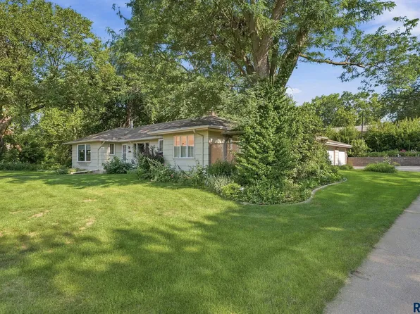512 E 7th St, Dell Rapids, SD 57022