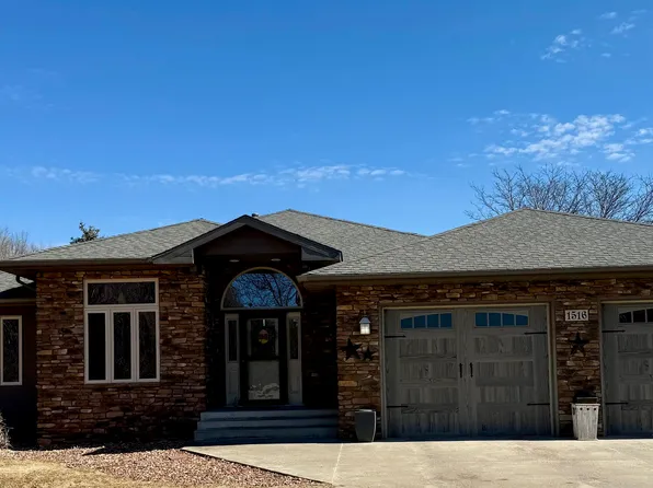 1516 Deerfield Ln, Mitchell, SD 57301