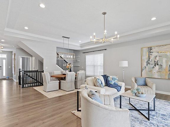 4th image of 224 Honeywood Dr N
