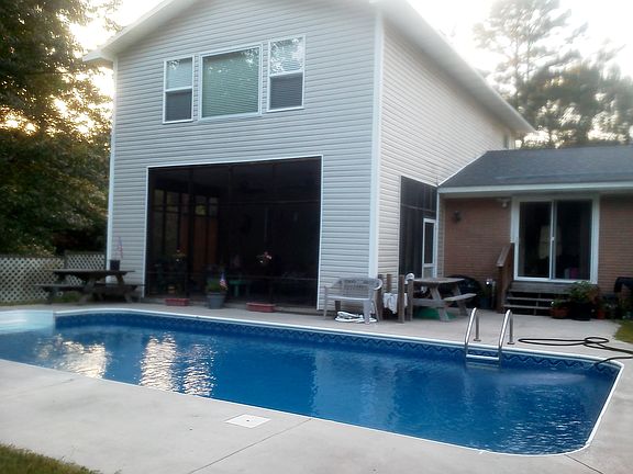 Screened porch w 1100 sq  Ap