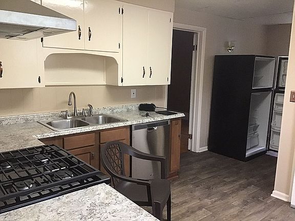 3rd image of 310 Parkdale Ave