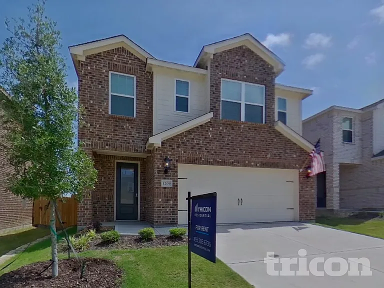 1209 Bullock Dr — Photo 2