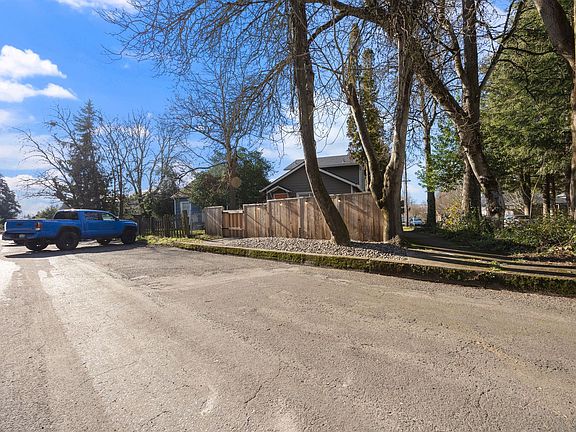 2nd image of 1814 W Reserve St