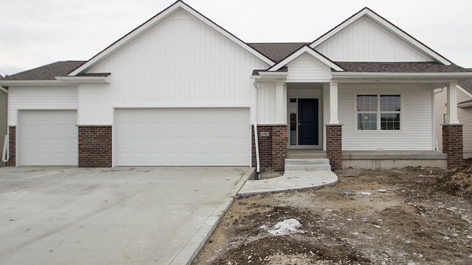 1st image of 690 NW Autumn Crest Dr