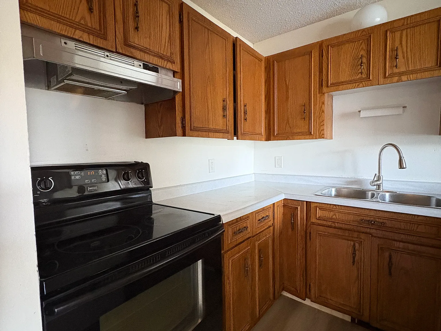 496 King Edward Street - 1 — Photo 4