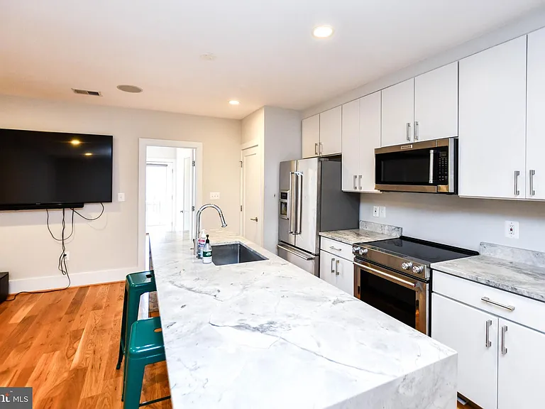 913 Quincy St NE #3 — Photo 8