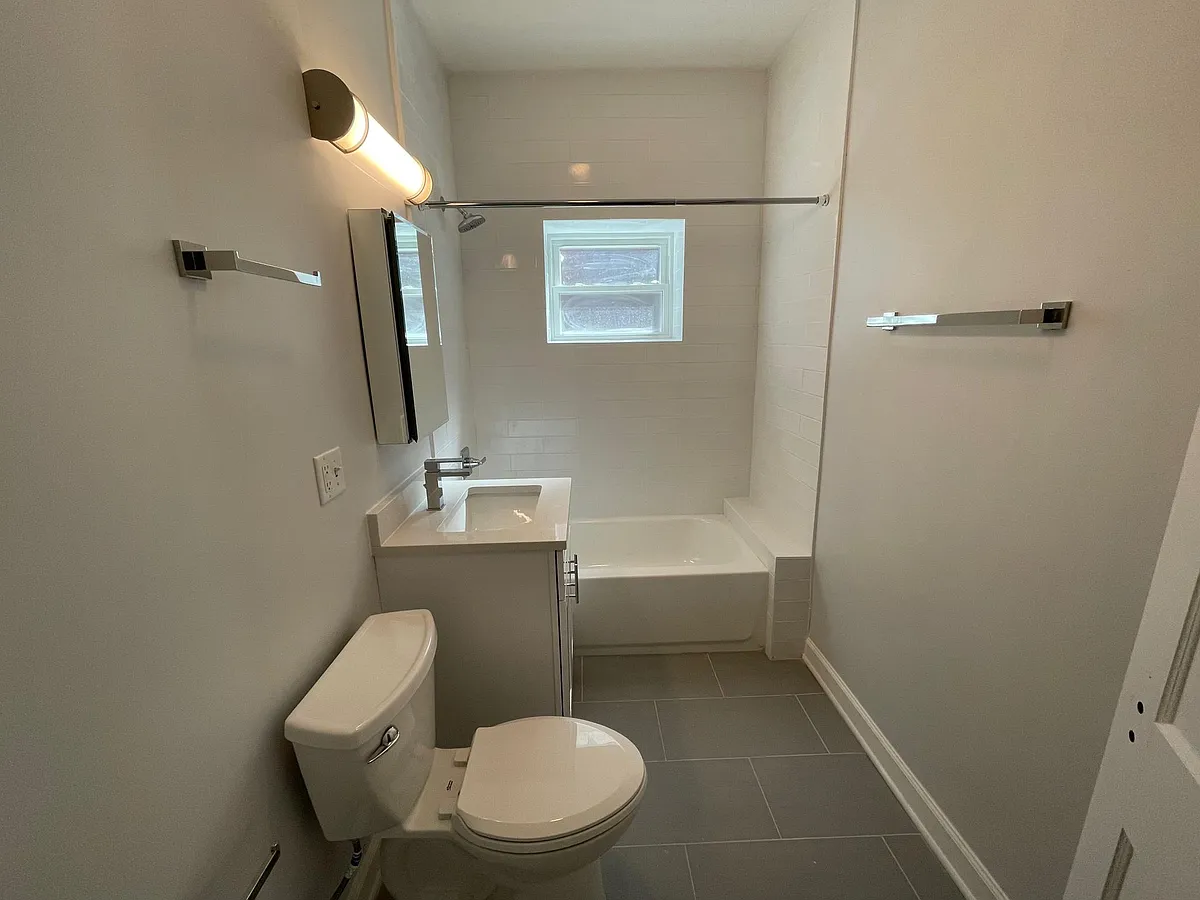 Bathroom - 4737 N Maplewood Ave #1