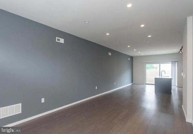 3 bed, 2.5 bath, 1989 sqft, $2,600 — Photo 2