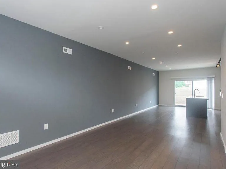 527 W Jefferson St — Photo 2