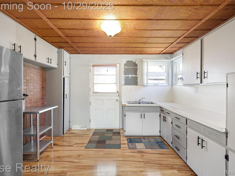 8033 Clarence St, photo 6