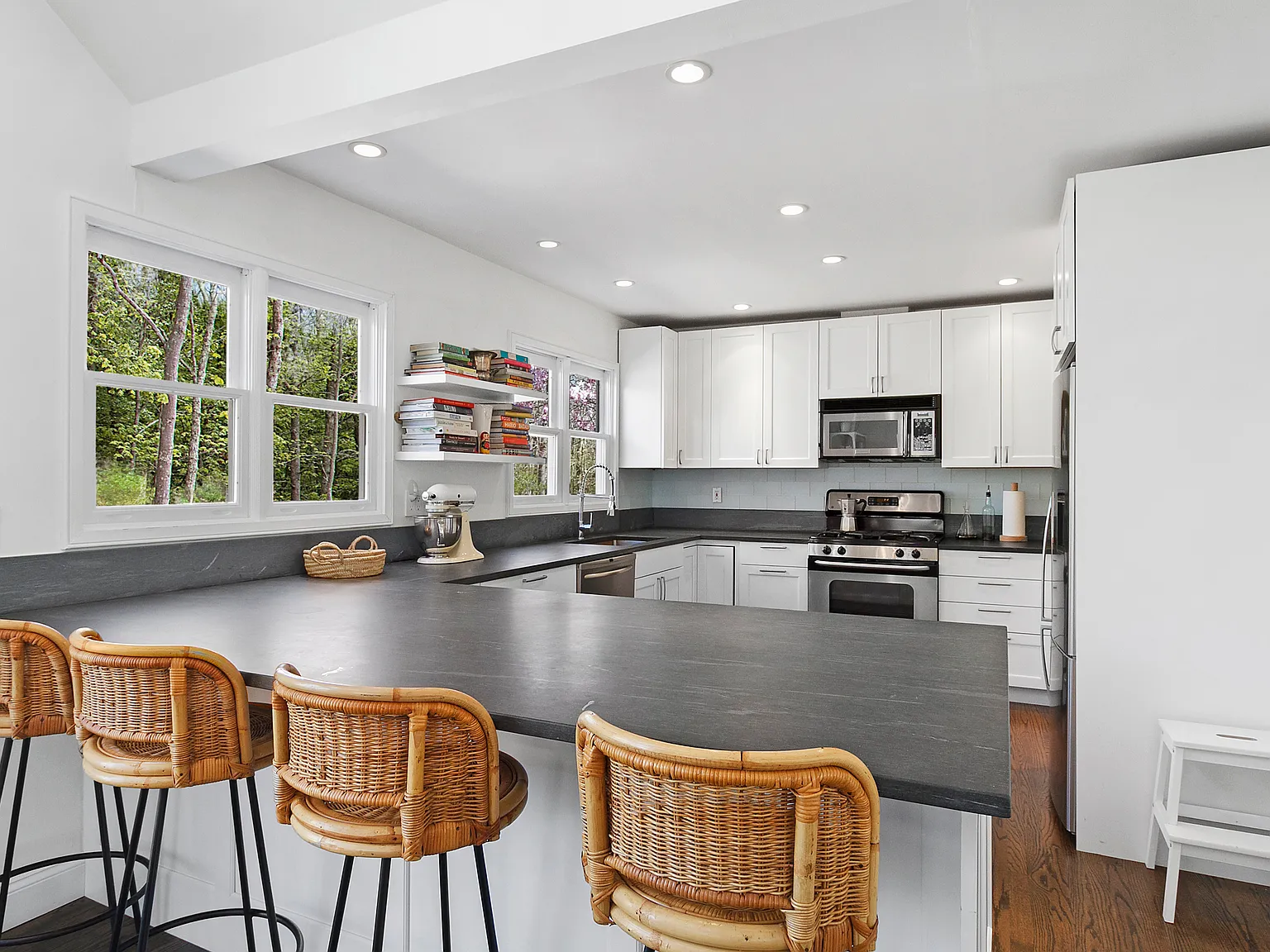 Spacious Sag Harbor Rental 4 Bedroom with Pool — Photo 4