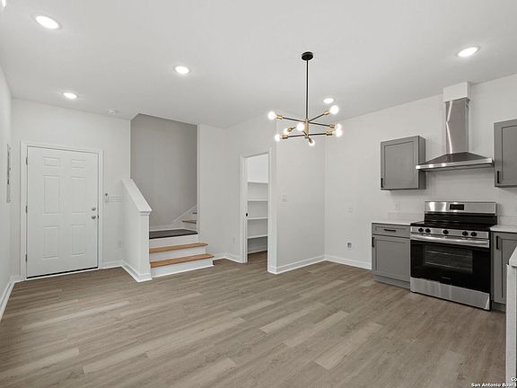 3rd image of 627 S Olive St, #102