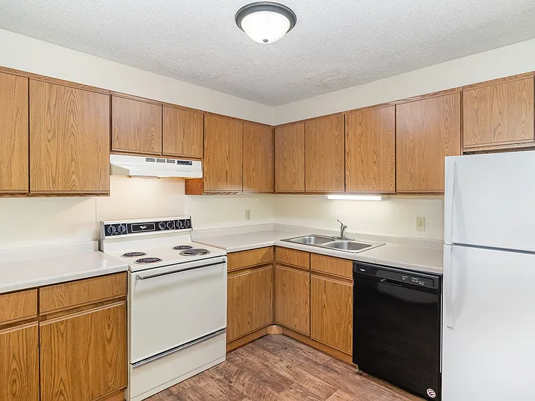 Hutchinson, MN Twin Oaks Apartments | 21A | Kitchen