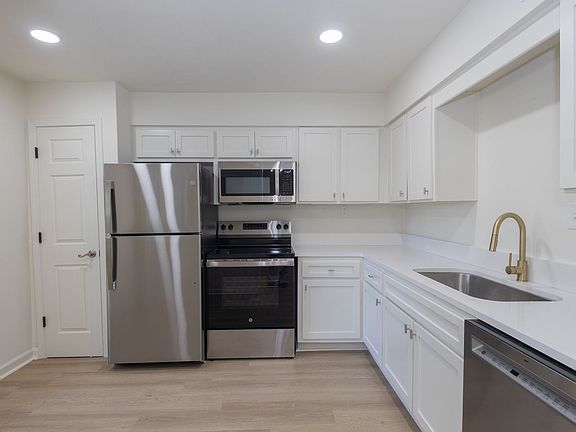 5th image of 1100 Park Ln Unit 202