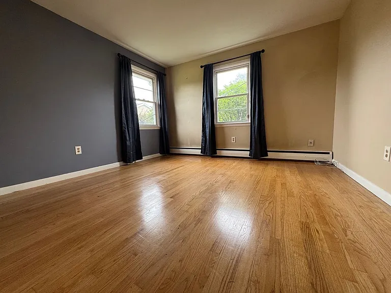 85 Maureen St — Photo 12