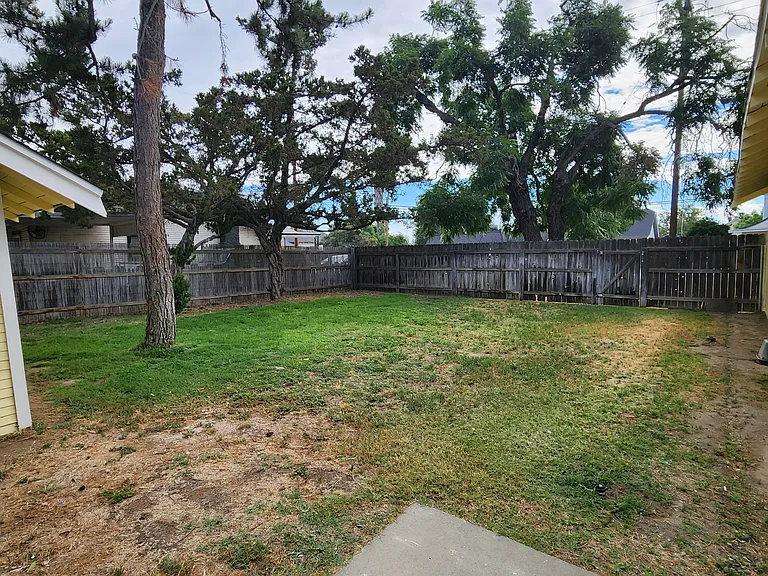 401 N Cherry St — Photo 34