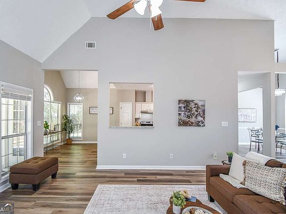 4th image of 104 Sweetbriar Walk