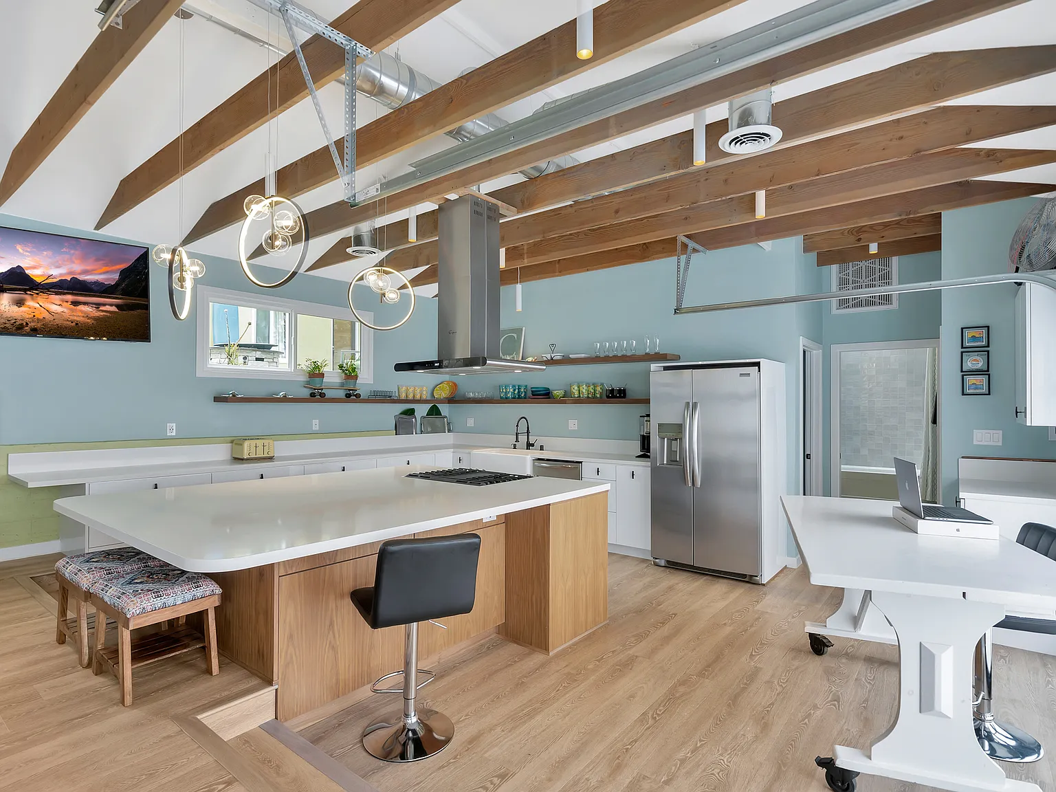 2 bed, 2000 sqft, $9,995 — Photo 4