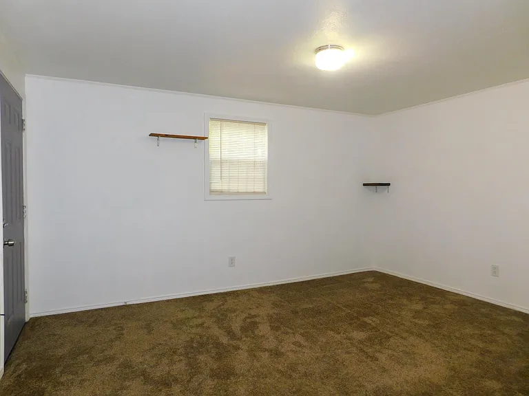 1007 W Collins St — Photo 12