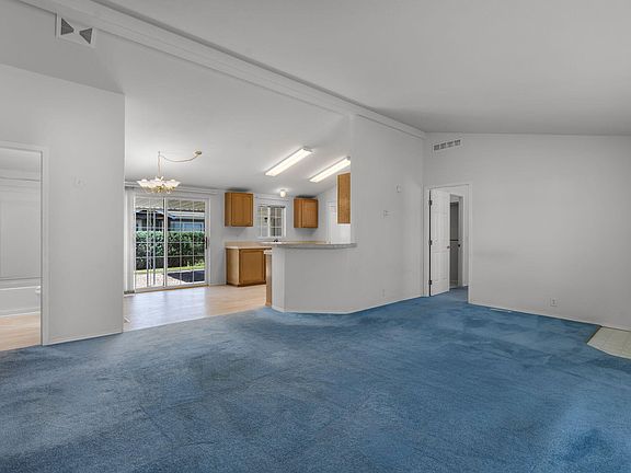 4th image of 811 NE Paiute Ct