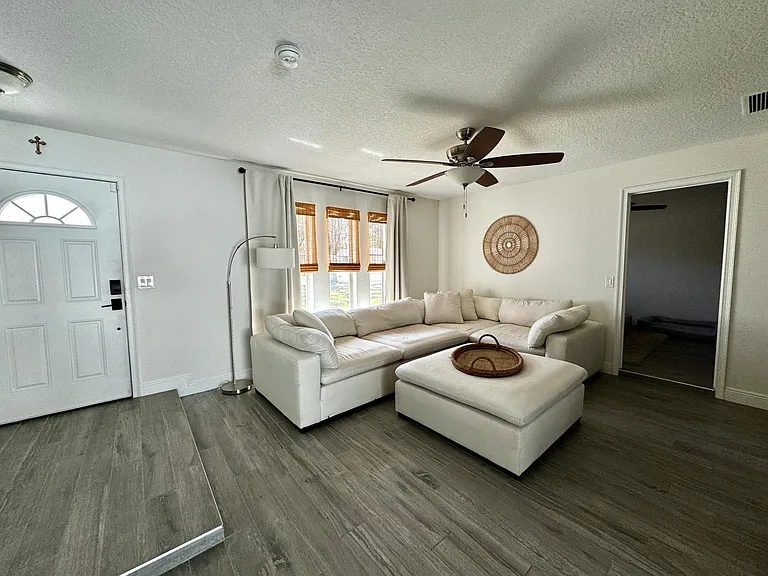 115 Hollyhock Dr — Photo 3